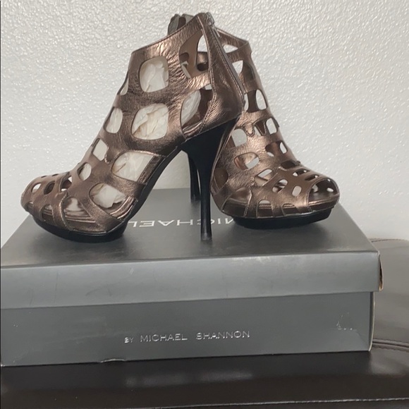 Michael Shannon Pewter 4” Heels Size 9 - Picture 2 of 6